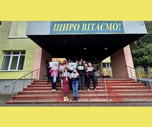 Педагоги СЗШ № 222 підтримали флешмоб профспілки працівників освіти і науки України